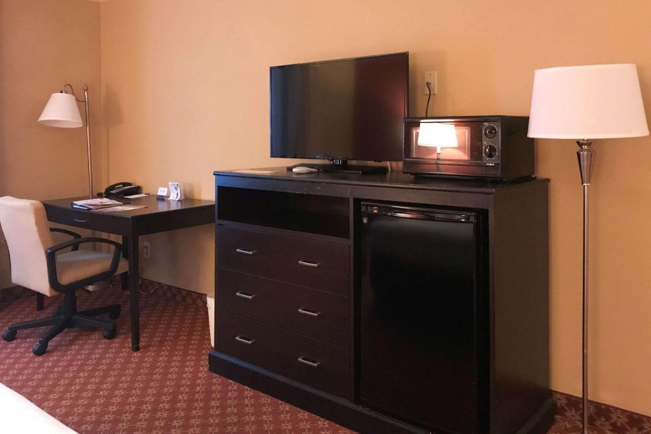 Clarion Hotel & Conference Center Toms River Esterno foto